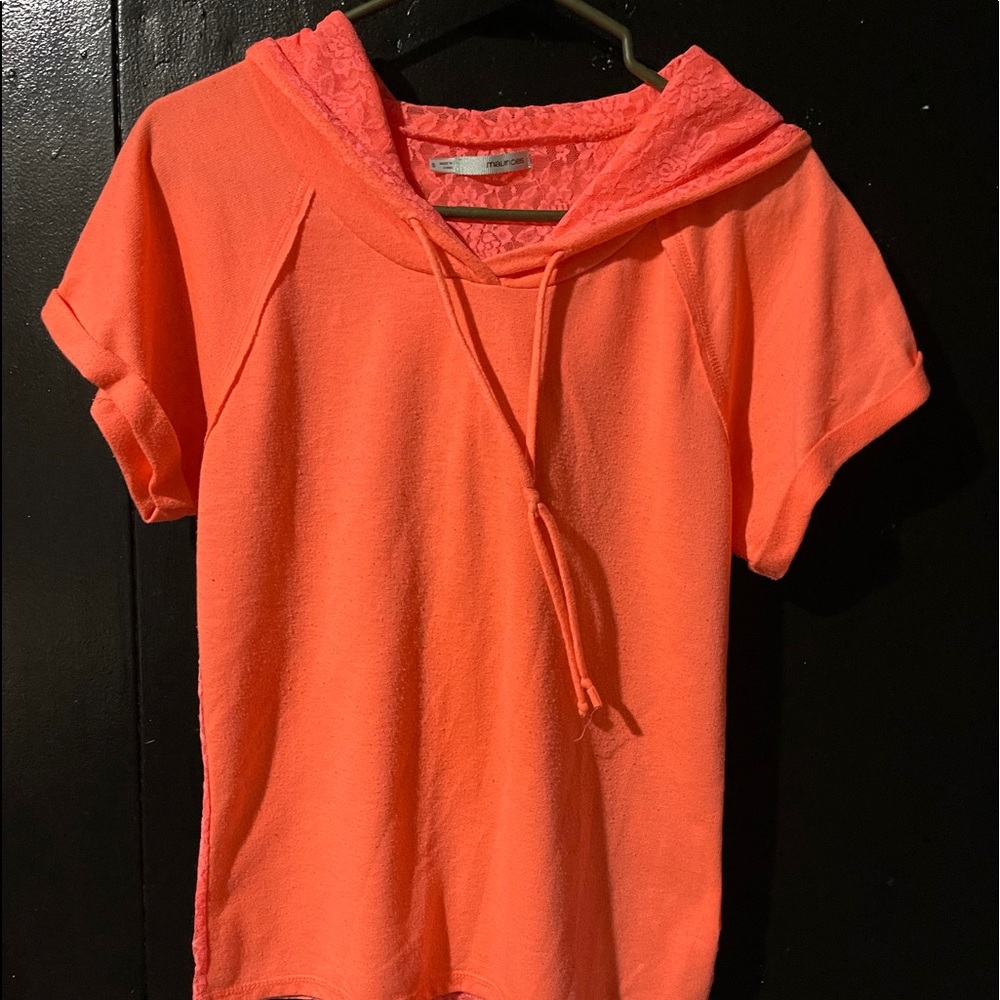 MAURICES-Womens/Juniors Short-sleeve Top/Hooded w/Drawstring. Smoke/ Pet Free hm